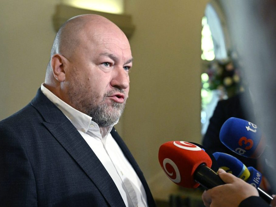 Minister cestovného ruchu a športu Rudolf Huliak.