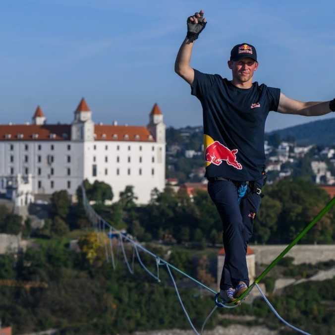 Estónsky slackliner Jaan Roose kráča po 666 metrov dlhej slackline.