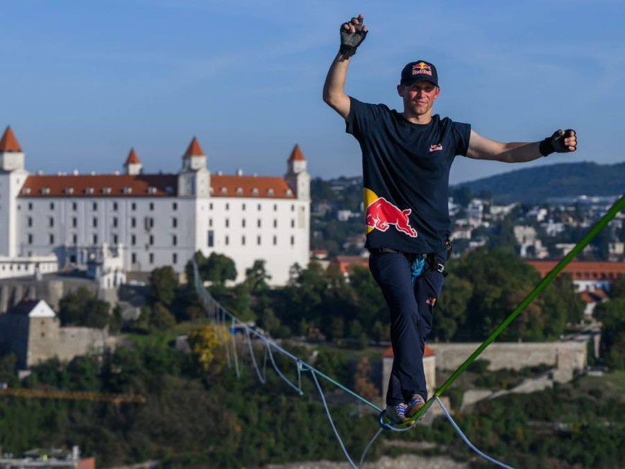 Estónsky slackliner Jaan Roose kráča po 666 metrov dlhej slackline.