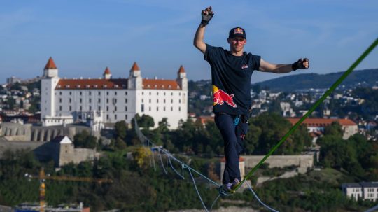 Estónsky slackliner Jaan Roose kráča po 666 metrov dlhej slackline.