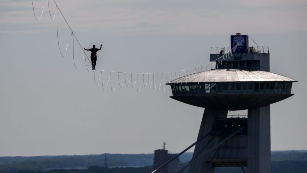Na snímke Jaan Roose na slackline medzi Ufom a Bratislavským hradom.