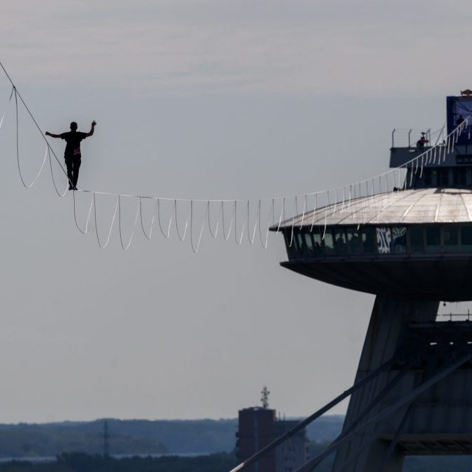 Na snímke Jaan Roose na slackline medzi Ufom a Bratislavským hradom.