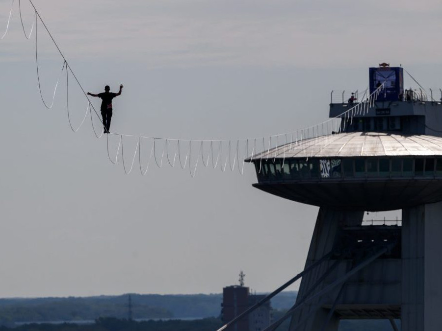 Na snímke Jaan Roose na slackline medzi Ufom a Bratislavským hradom.