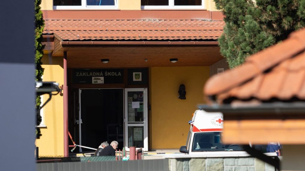 Na snímke škola v Staškove.