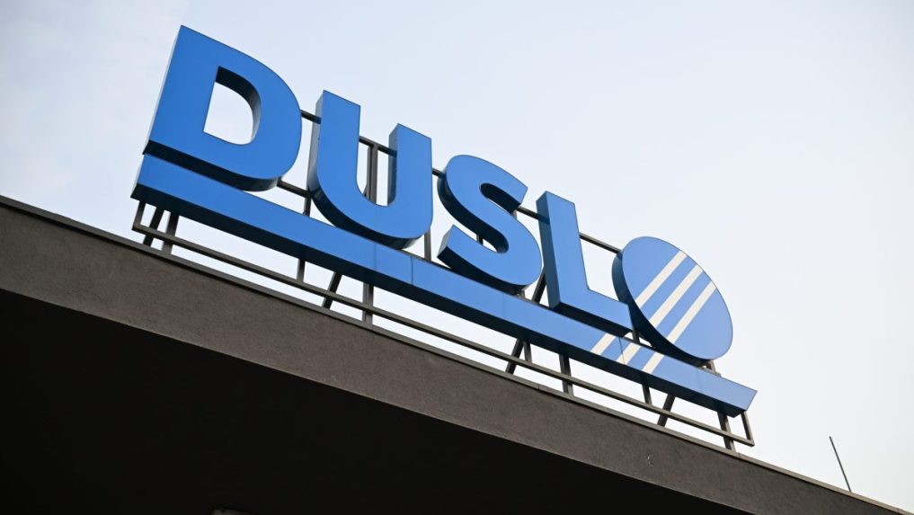 Nápis Duslo vo výrobnom závode Duslo Šaľa.