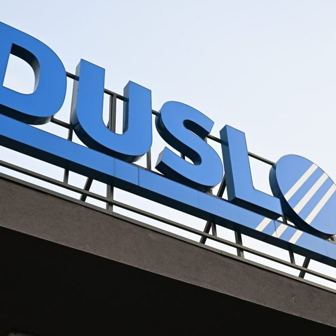 Nápis Duslo vo výrobnom závode Duslo Šaľa.