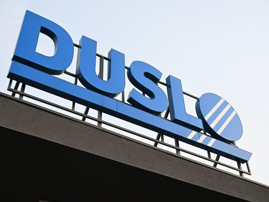 Nápis Duslo vo výrobnom závode Duslo Šaľa.