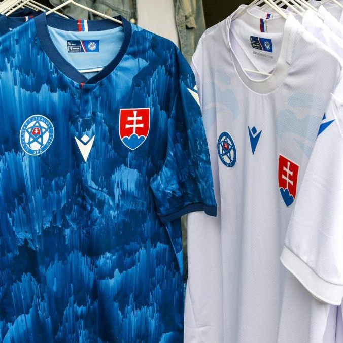 Slovenskí futbaloví reprezentanti majú nové dresy, ich dizajn ovplyvnili tradície aj pravidlá UEFA