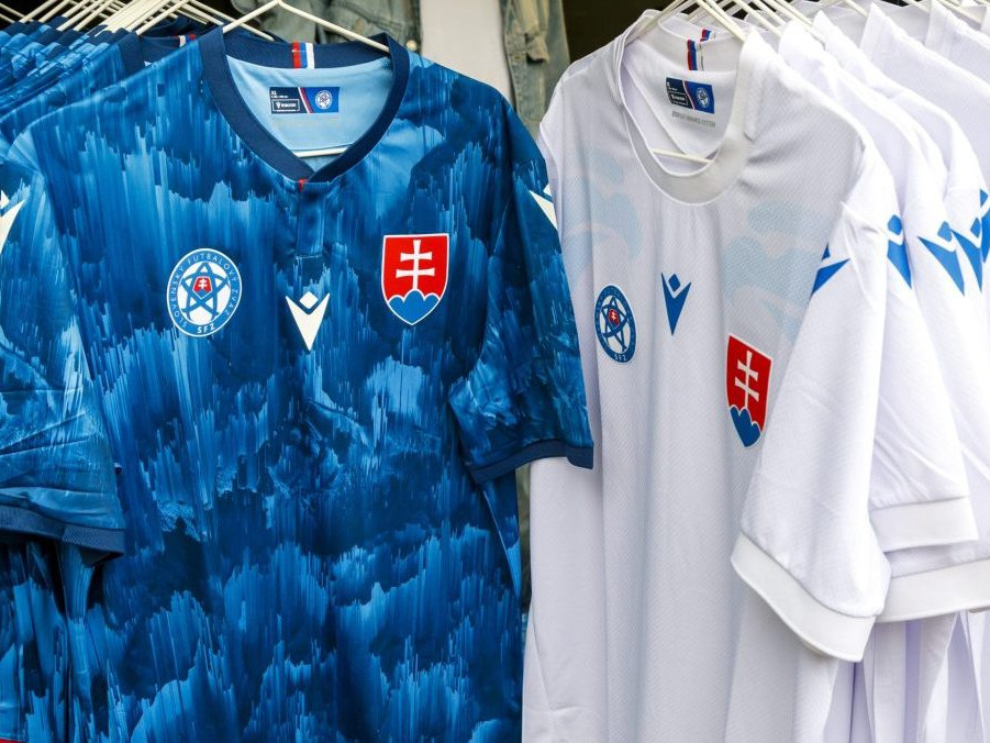Slovenskí futbaloví reprezentanti majú nové dresy, ich dizajn ovplyvnili tradície aj pravidlá UEFA