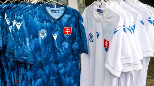 Slovenskí futbaloví reprezentanti majú nové dresy, ich dizajn ovplyvnili tradície aj pravidlá UEFA