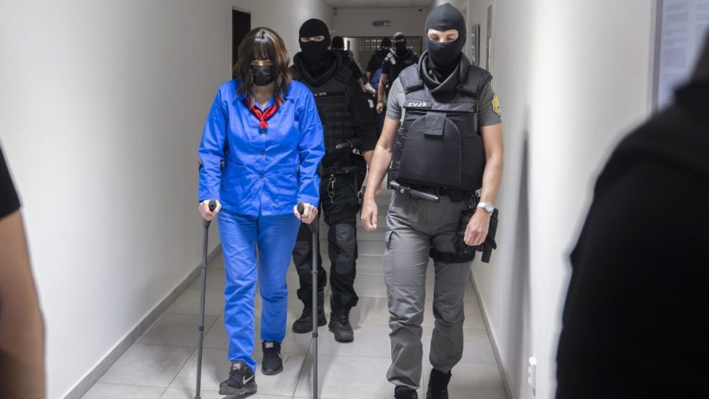 Na snímke Alena Zsuzsová v sprievode justičnej stráže.