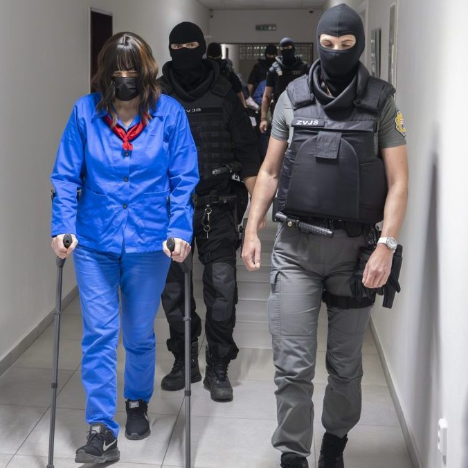 Na snímke Alena Zsuzsová v sprievode justičnej stráže.
