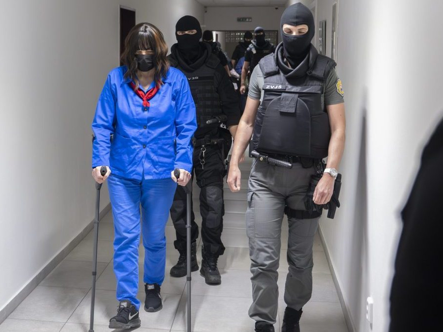 Na snímke Alena Zsuzsová v sprievode justičnej stráže.