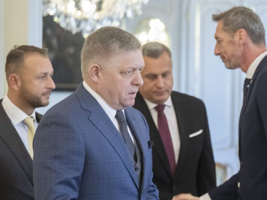 V popredí premiér Robert Fico.