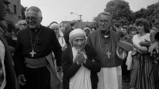 Na archívnej snímke z 13. mája 1990 Matka Tereza v Nitre.