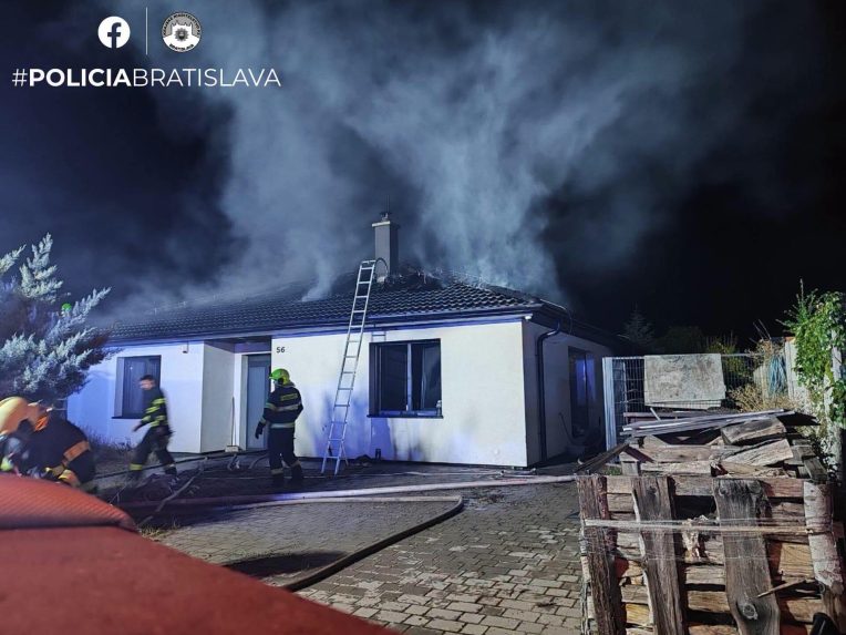Na sn&iacute;mke požiar domu v Slovenskom Grobe.