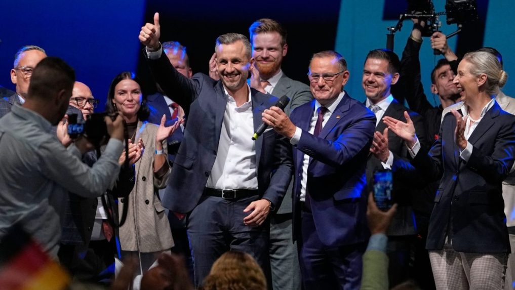 Členovia nemeckej extremistickej strany AfD oslavujú víťazstvo vo voľbách.