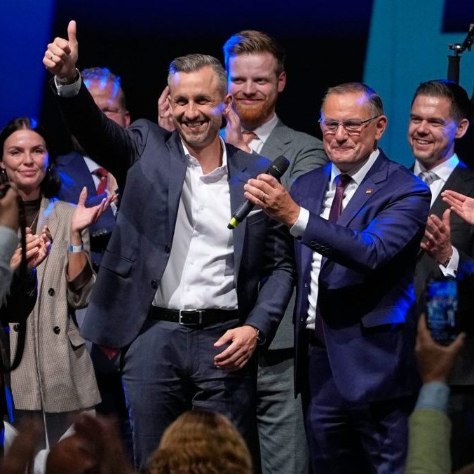 Členovia nemeckej extremistickej strany AfD oslavujú víťazstvo vo voľbách.
