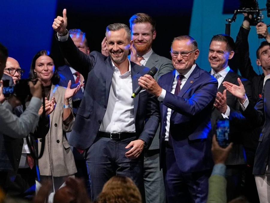 Členovia nemeckej extremistickej strany AfD oslavujú víťazstvo vo voľbách.
