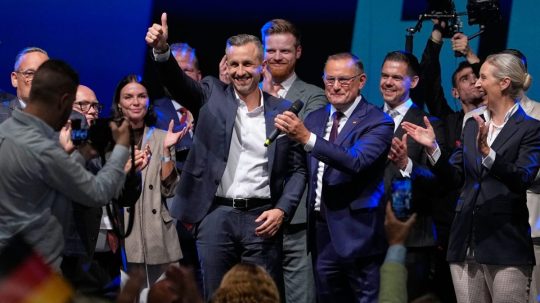 Členovia nemeckej extremistickej strany AfD oslavujú víťazstvo vo voľbách.