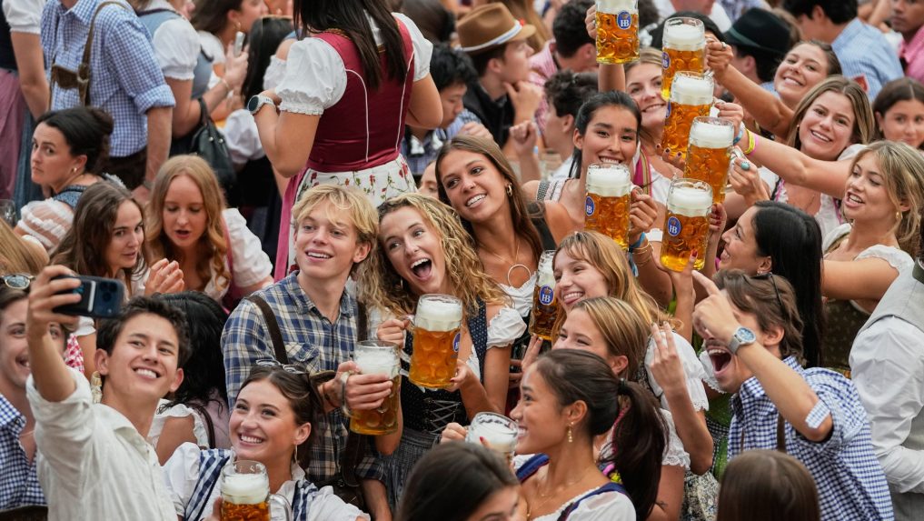 
 ľudia na Oktoberfeste		