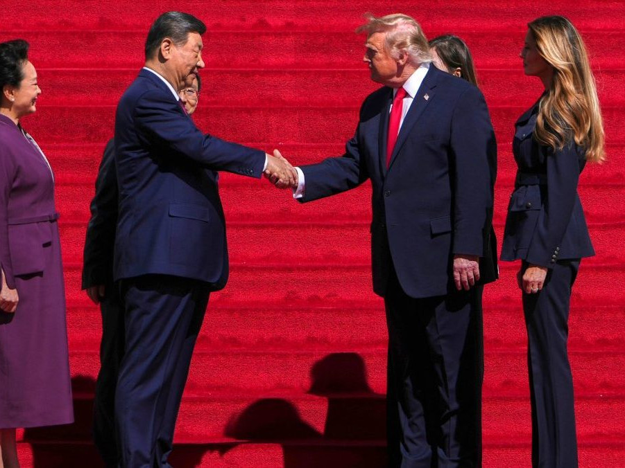 Na snímke americký prezident Donald Trump a Melania Trump s čínskym prezidentom Si Ťin-pchingom a prvou dámou Číny Pcheng Li-jüan.