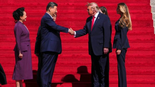 Na snímke americký prezident Donald Trump a Melania Trump s čínskym prezidentom Si Ťin-pchingom a prvou dámou Číny Pcheng Li-jüan.