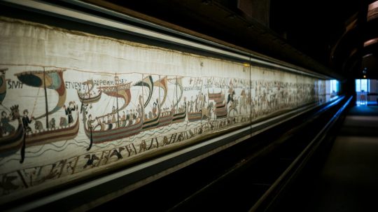 Tapiséria z Bayeux zachytáva normanské dobytie Anglicka v desiatkach scén.