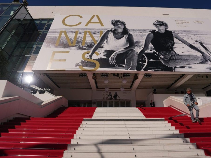 Na snímke príprava festivalu Cannes.
