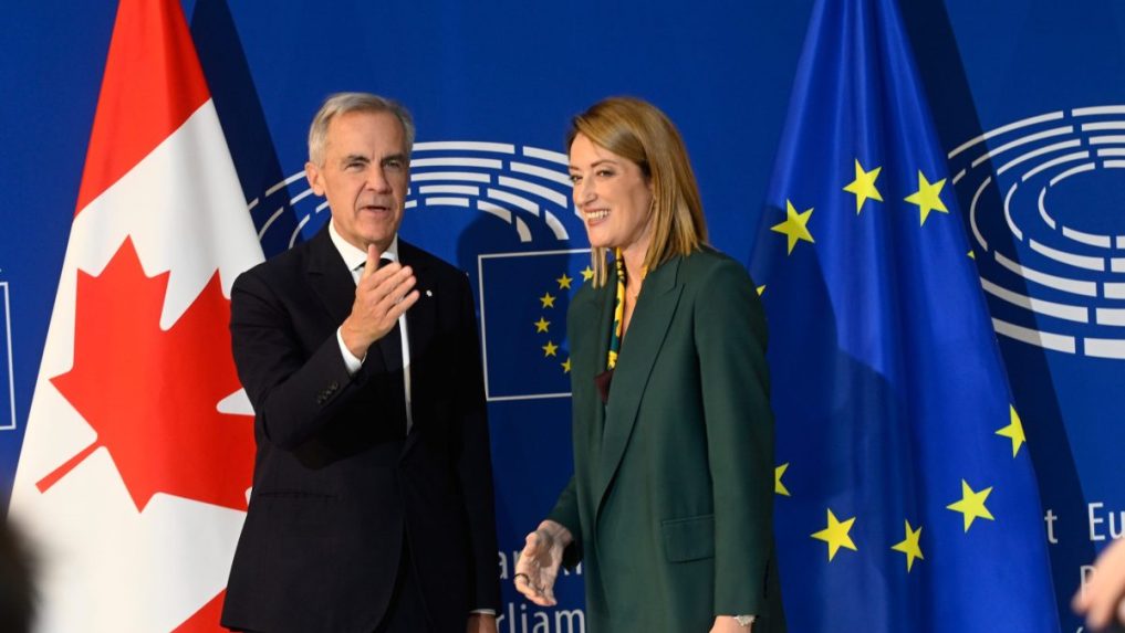 Kanadský premiér Mark Carney a predsedníčka Európskeho parlamentu Roberta Metsola.