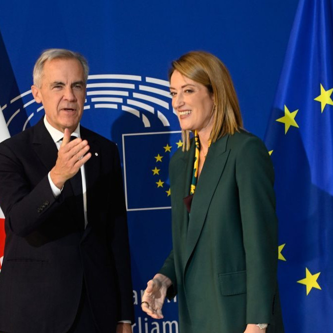 Kanadský premiér Mark Carney a predsedníčka Európskeho parlamentu Roberta Metsola.