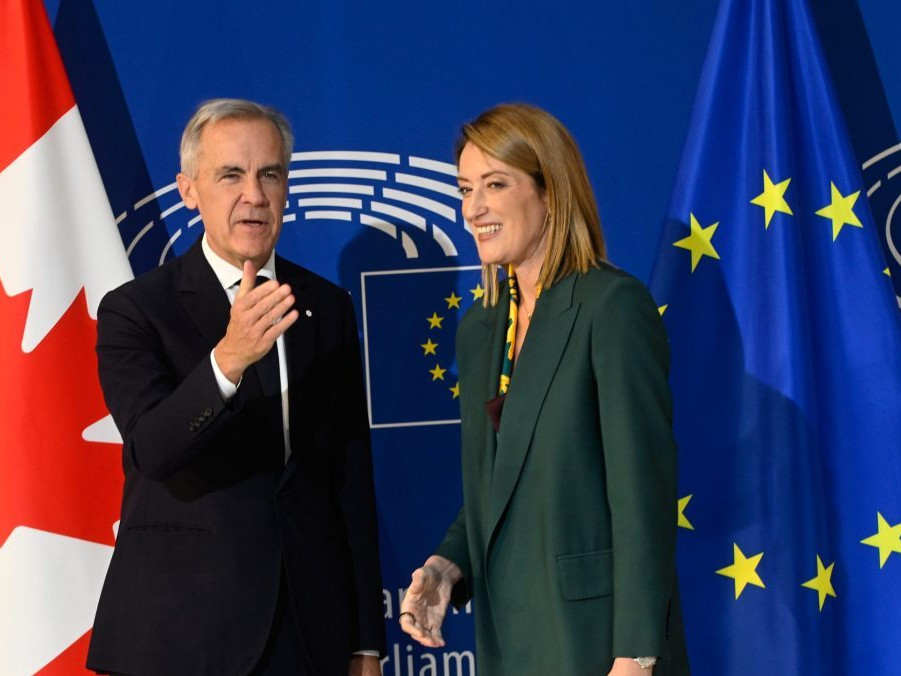 Kanadský premiér Mark Carney a predsedníčka Európskeho parlamentu Roberta Metsola.