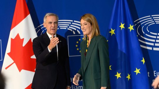 Kanadský premiér Mark Carney a predsedníčka Európskeho parlamentu Roberta Metsola.