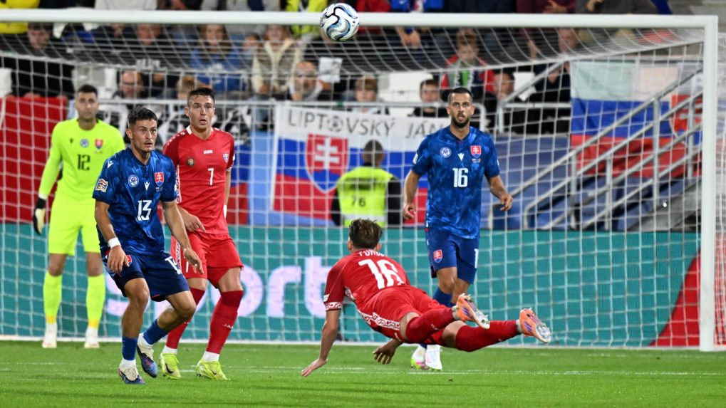 Na snímke vľavo hráč Moldavska Danila Forov (16) hlavičkuje loptu počas zápasu C-divízie Ligy národov Slovensko - Moldavsko v Prešove.