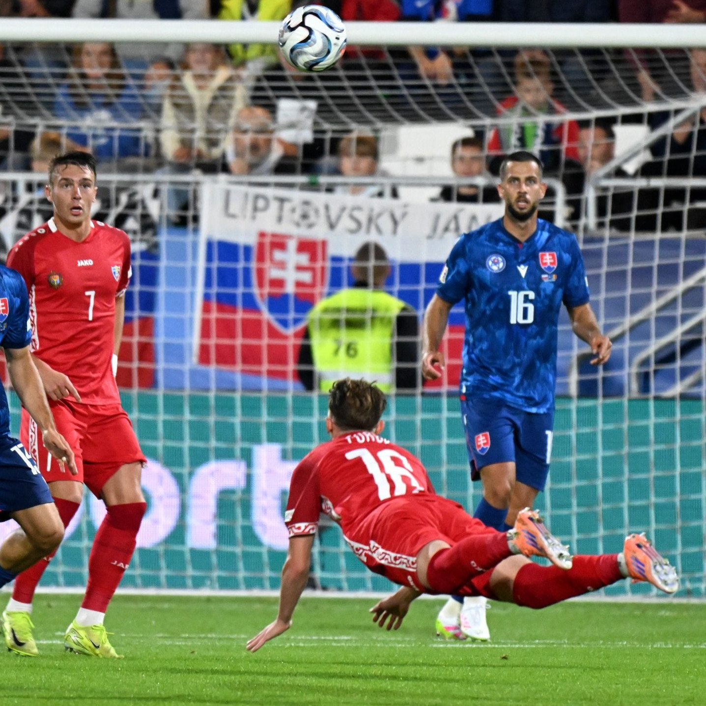 Na snímke vľavo hráč Moldavska Danila Forov (16) hlavičkuje loptu počas zápasu C-divízie Ligy národov Slovensko - Moldavsko v Prešove.