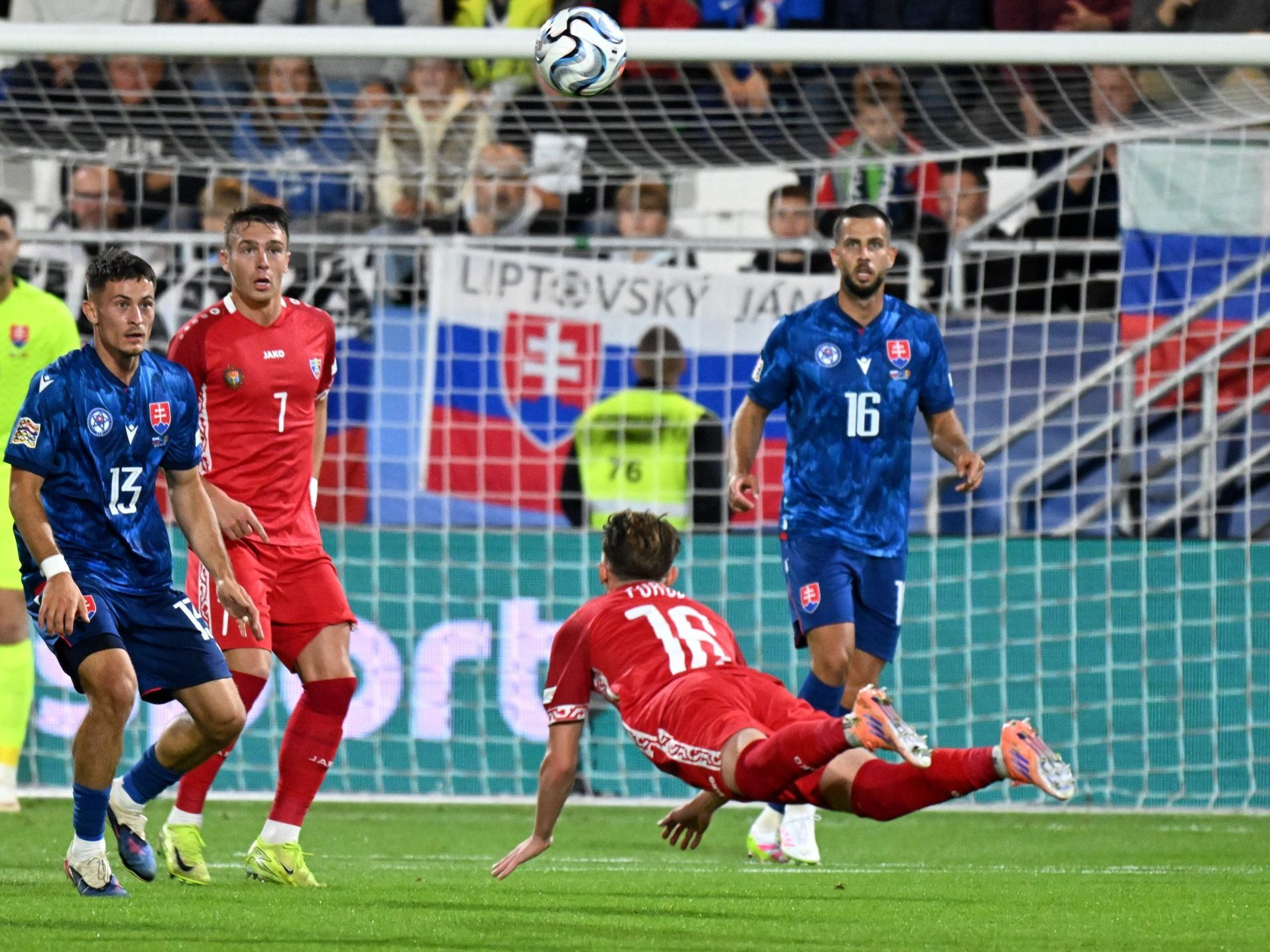 Na snímke vľavo hráč Moldavska Danila Forov (16) hlavičkuje loptu počas zápasu C-divízie Ligy národov Slovensko - Moldavsko v Prešove.