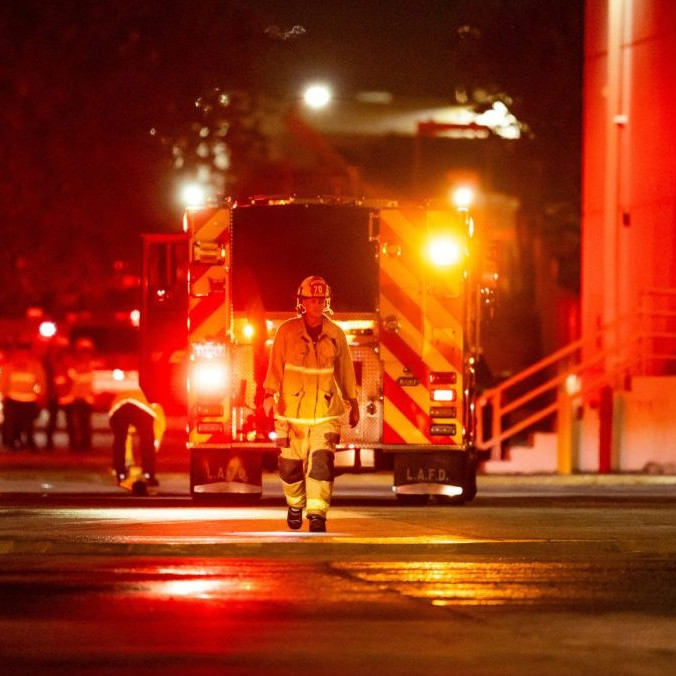 Hasiči zasahujú pri zrútení vrtuľníka v Los Angeles.