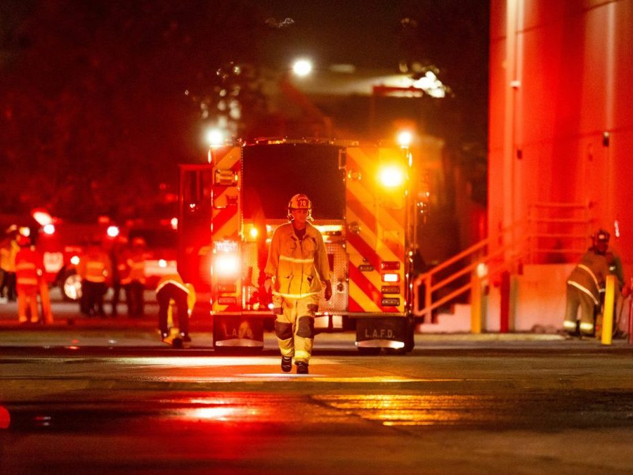Hasiči zasahujú pri zrútení vrtuľníka v Los Angeles.
