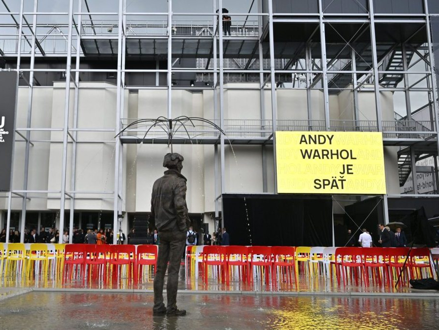 Zrekonštruovaná budova Múzea moderného umenia Andyho Warhola.