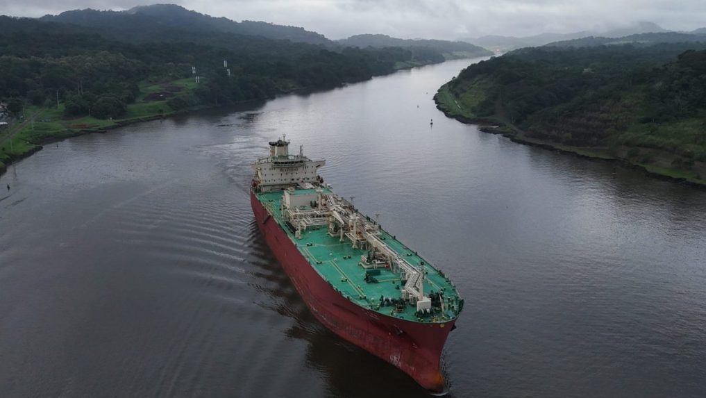 Tanker pláva Panamským prieplavom.