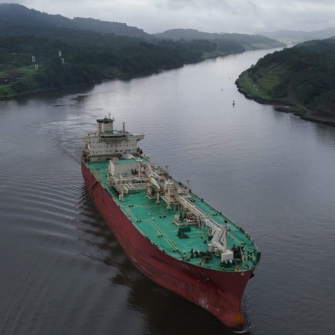 Tanker pláva Panamským prieplavom.