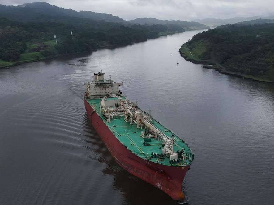Tanker pláva Panamským prieplavom.