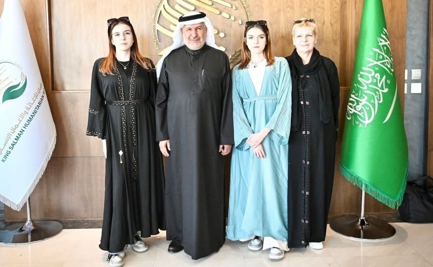 Dvojčatá Daria a Olga s chirurgom Abdullahom Al Rabeeahom.