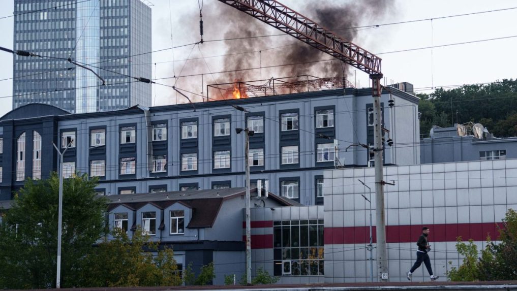 Budova zasiahnutá počas ruského útoku na Kyjev.