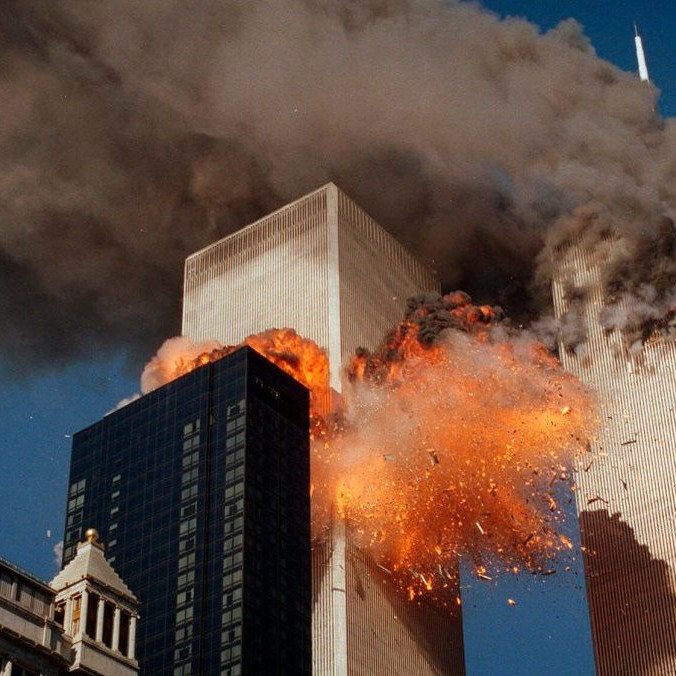 Na archívnej snímke z 11. septembra 2001 dym stúpa z jednej z veží dvojičiek Svetového obchodného centra v New Yorku.