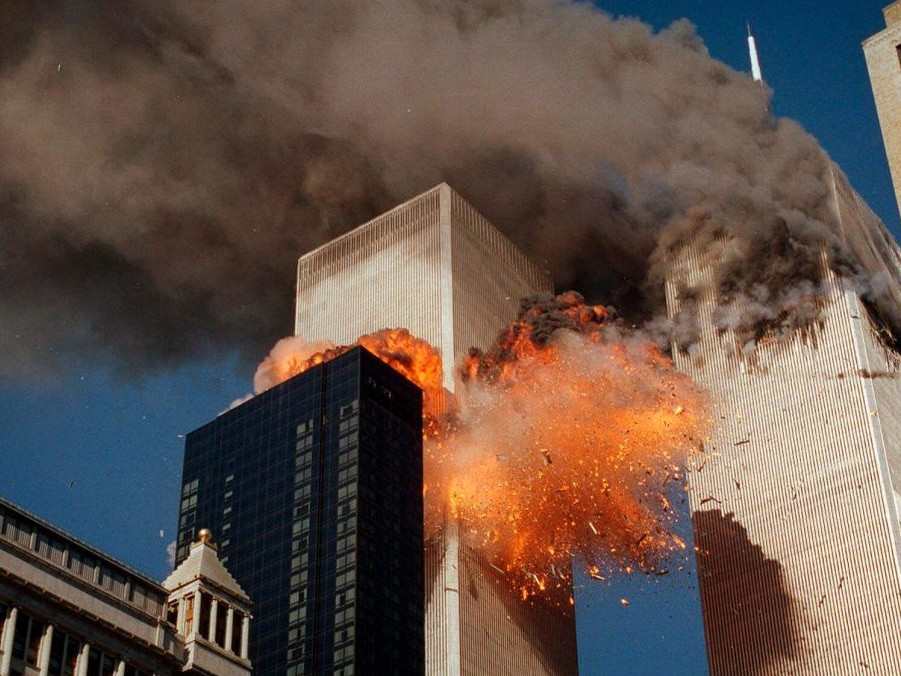 Na archívnej snímke z 11. septembra 2001 dym stúpa z jednej z veží dvojičiek Svetového obchodného centra v New Yorku.