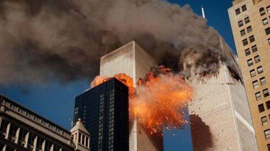 Na archívnej snímke z 11. septembra 2001 dym stúpa z jednej z veží dvojičiek Svetového obchodného centra v New Yorku.