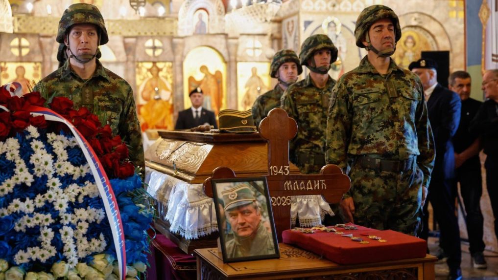 Príslušníci srbskej armády stoja pri truhle s pozostatkami vojnového zločinca Ratka Mladiča.