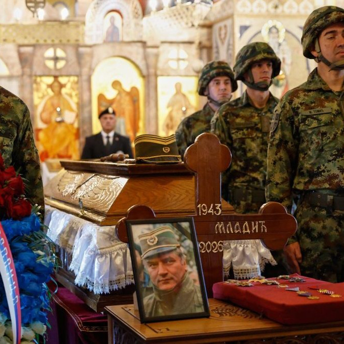 Príslušníci srbskej armády stoja pri truhle s pozostatkami vojnového zločinca Ratka Mladiča.