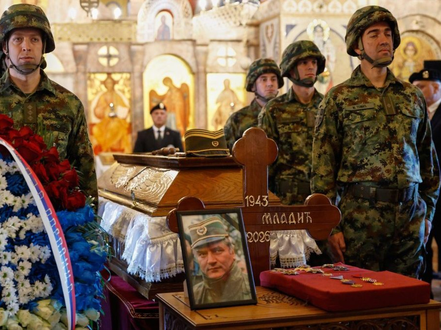 Príslušníci srbskej armády stoja pri truhle s pozostatkami vojnového zločinca Ratka Mladiča.